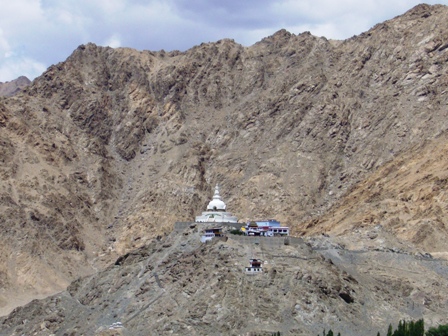 вид на Shanti Stupa