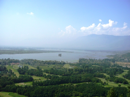 вид на озеро Дал с форта Pari Mahal