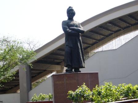 памятник Свами Вивекананды рядом со станцией метро